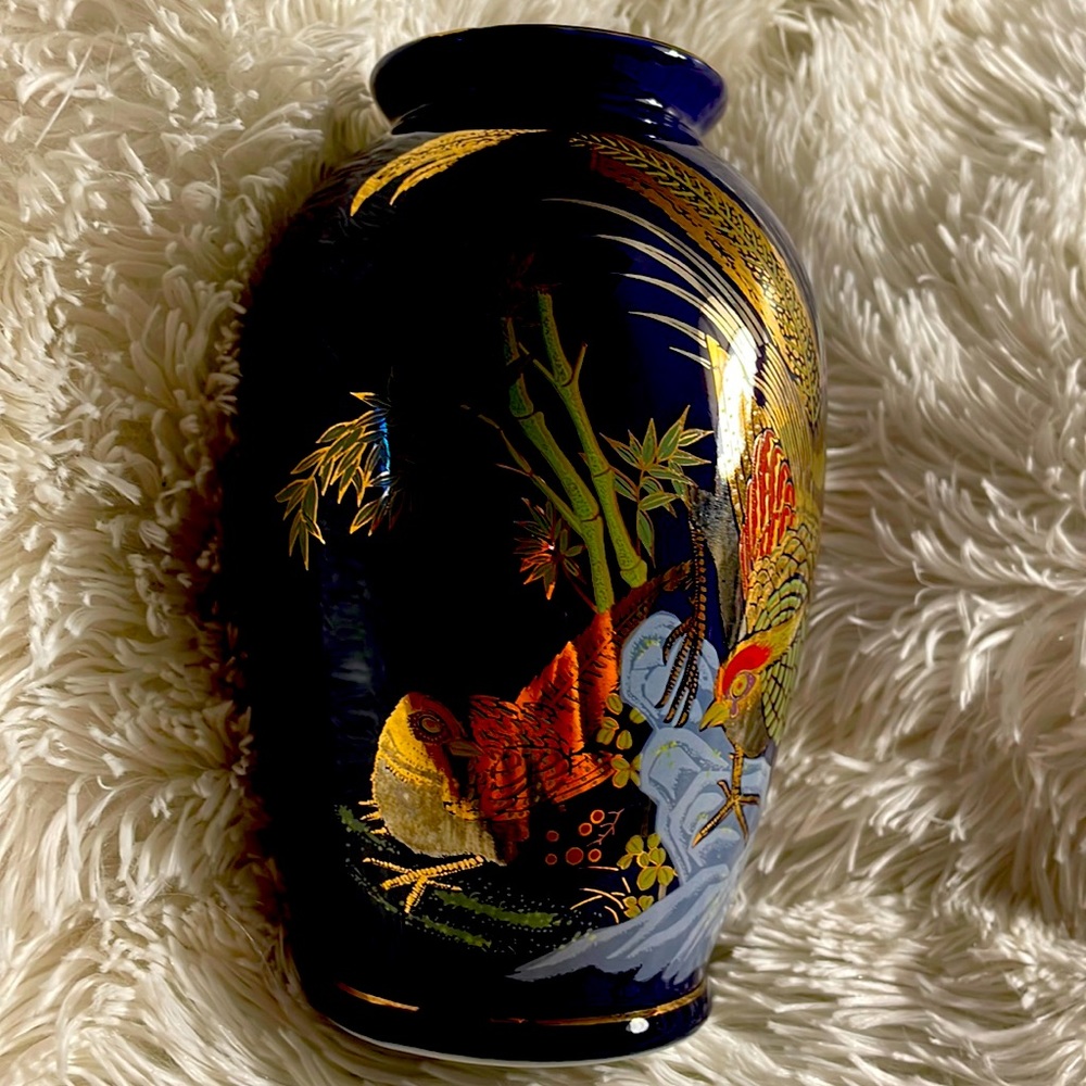 Gorgeous Vintage Oriental cobalt blue vase